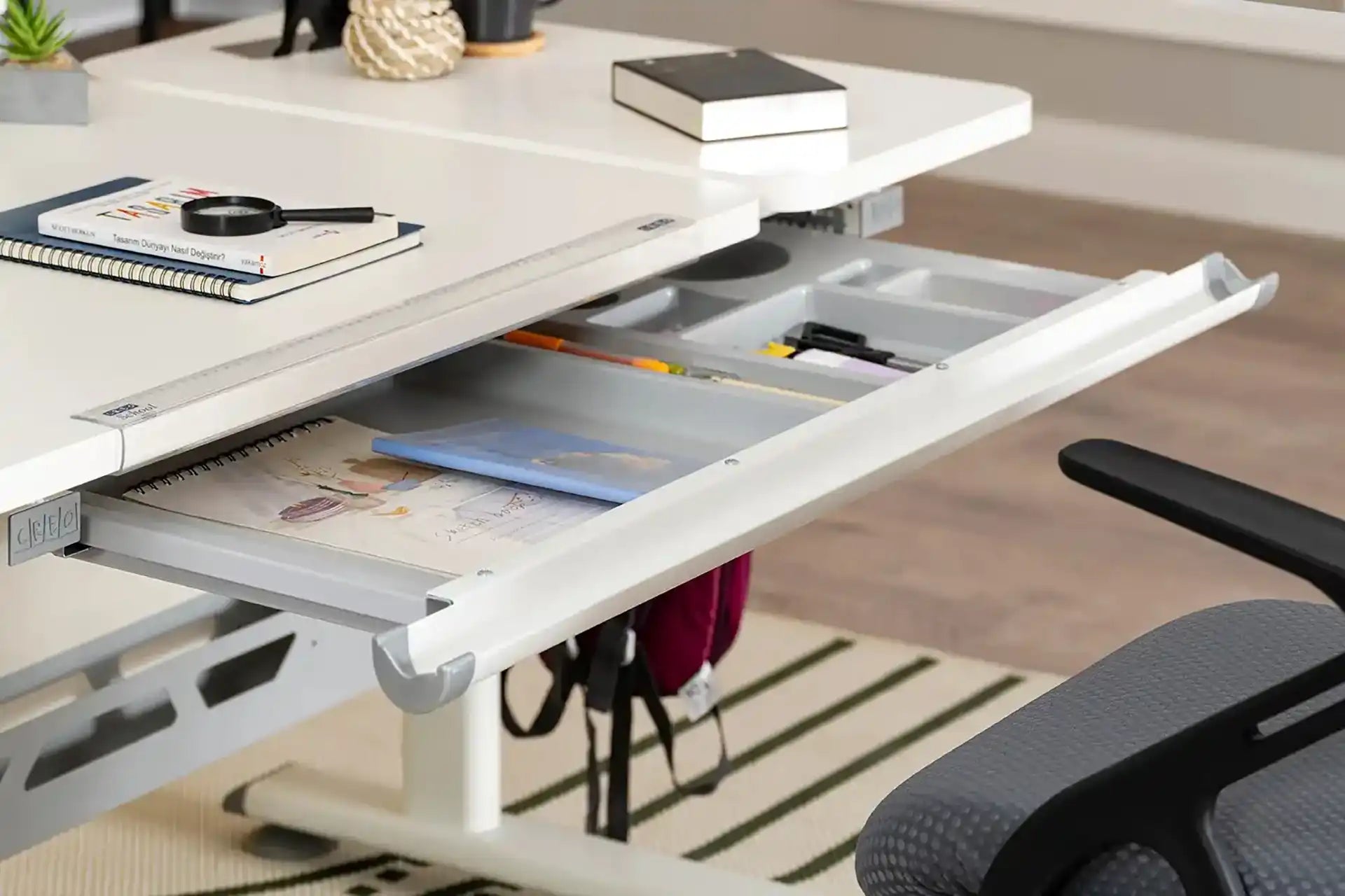 Vega Standard Desk - Ecru / Gray