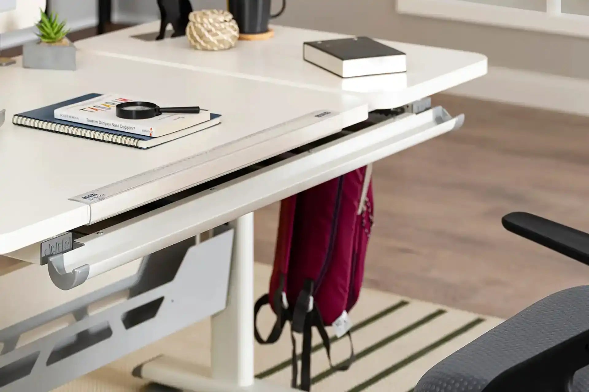 Vega Standard Desk - Ecru / Fuchsia